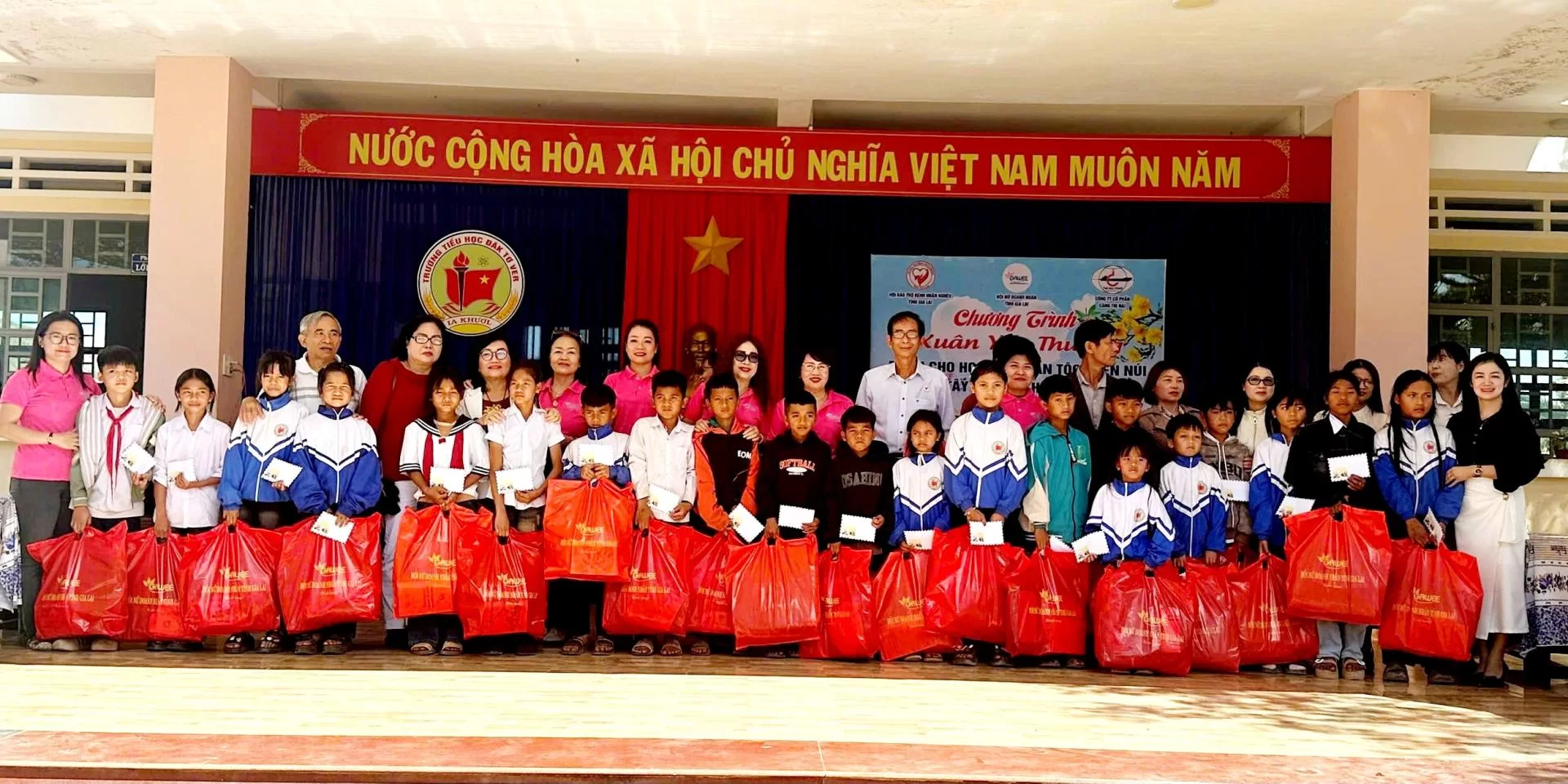 Trao quà, tặng xe đạp cho học sinh Trường Tiểu học Đăk Tơ Ver